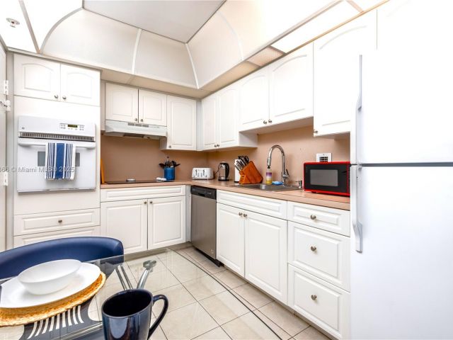 1-bedroom condo for sale in Hollywood - 4001 S Ocean Dr 12K - MondialRealty