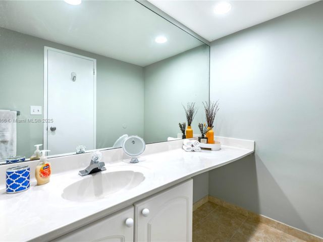 1-bedroom condo for sale in Hollywood - 4001 S Ocean Dr 12K - MondialRealty
