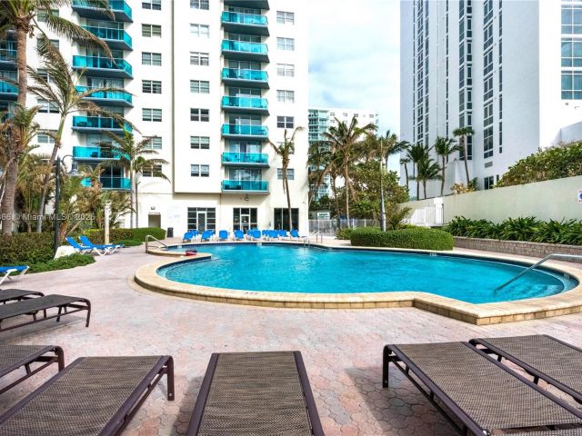 1-bedroom condo for sale in Hollywood - 4001 S Ocean Dr 12K - MondialRealty