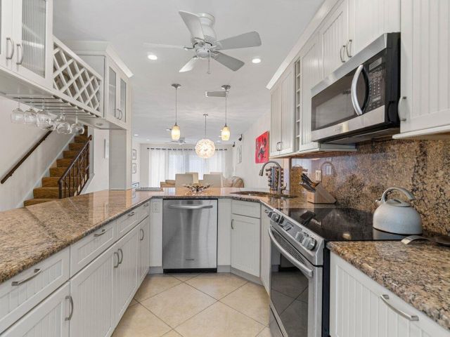 Home for rent at 842 SE 19th Avenue 103 - photo 6695245