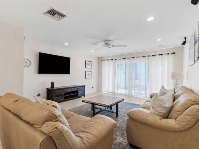 Home for rent at 842 SE 19th Avenue 103 - photo 6695248