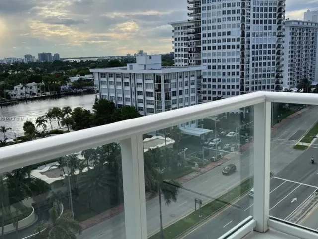 1-bedroom condo for sale in Miami Beach - 5601 Collins Ave 1115 - MondialRealty