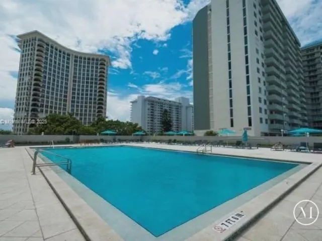 1-bedroom condo for sale in Miami Beach - 5601 Collins Ave 1115 - MondialRealty