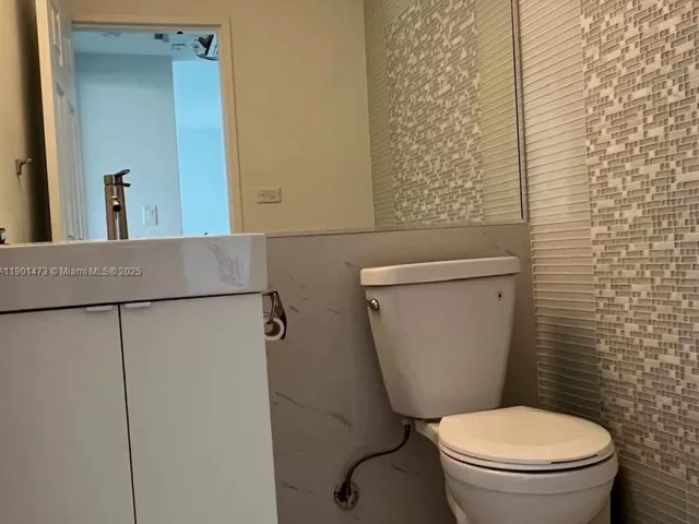 1-bedroom condo for sale in Miami Beach - 5601 Collins Ave 1115 - MondialRealty