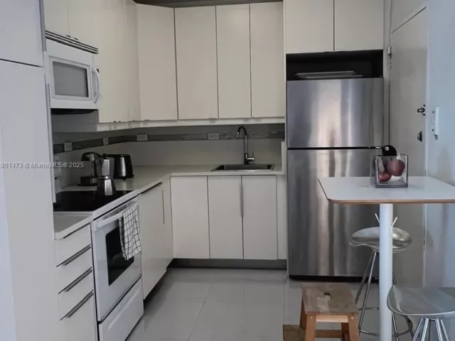 1-bedroom condo for sale in Miami Beach - 5601 Collins Ave 1115 - MondialRealty