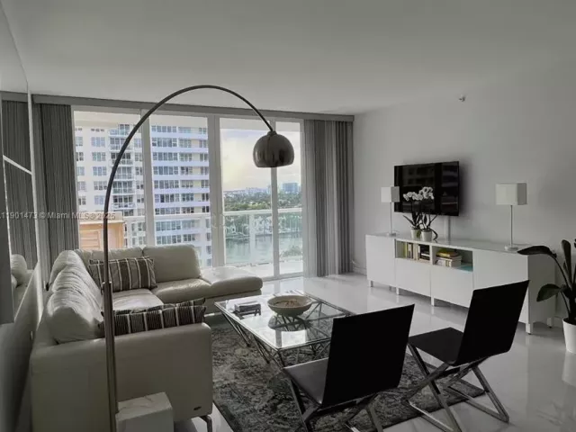 1-bedroom condo for sale in Miami Beach - 5601 Collins Ave 1115 - MondialRealty