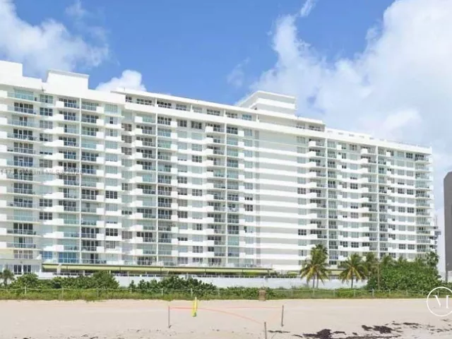 1-bedroom condo for sale in Miami Beach - 5601 Collins Ave 1115 - MondialRealty