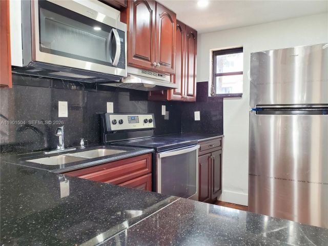 Home for rent at 1901 NW S River Dr 61F - photo 7442550