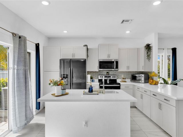 3-bedroom home for sale in Homestead - 856 SE 16th Ct - MondialRealty