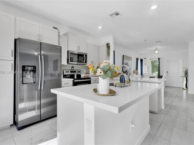 3-bedroom home for sale in Homestead - 856 SE 16th Ct - MondialRealty