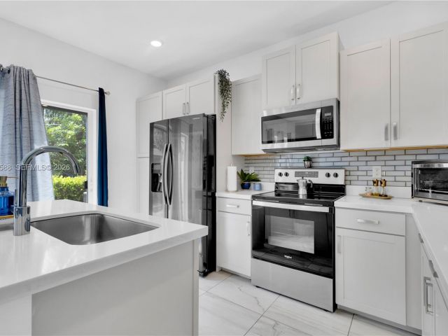 3-bedroom home for sale in Homestead - 856 SE 16th Ct - MondialRealty