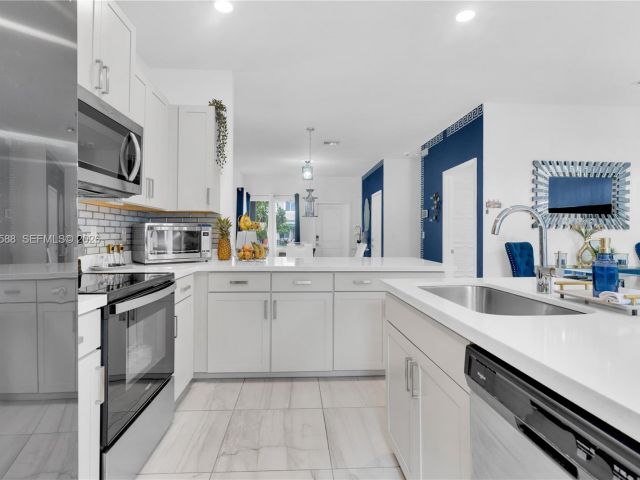 3-bedroom home for sale in Homestead - 856 SE 16th Ct - MondialRealty