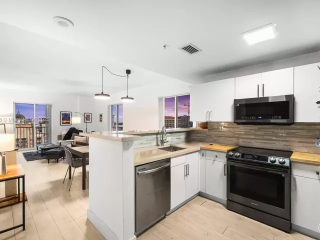 2-bedroom condo for sale in Coral Gables - 10 Aragon Ave 1417 - MondialRealty