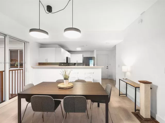 2-bedroom condo for sale in Coral Gables - 10 Aragon Ave 1417 - MondialRealty