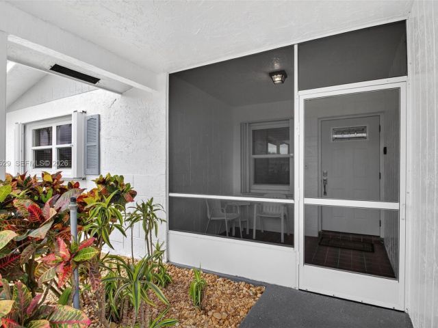 2-bedroom home for rent in West Palm Beach - 3810 Rowena Cir . - MondialRealty