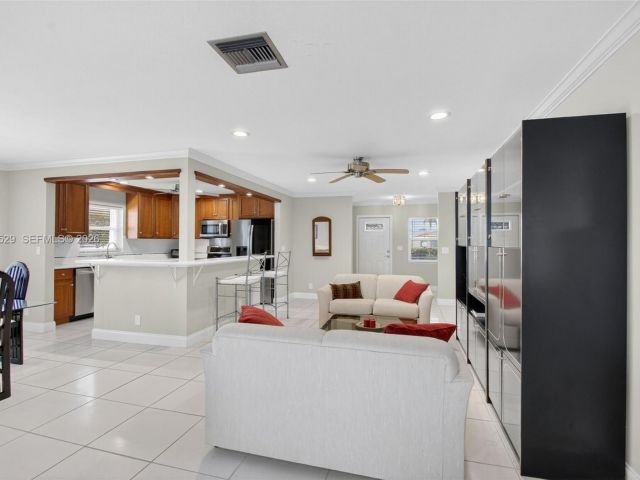 2-bedroom home for rent in West Palm Beach - 3810 Rowena Cir . - MondialRealty