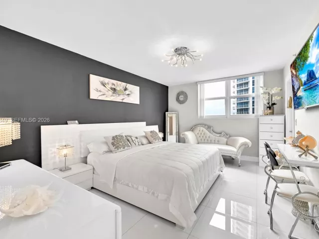 2-bedroom condo for sale in Hollywood - 3001 S Ocean Dr 1513 - MondialRealty