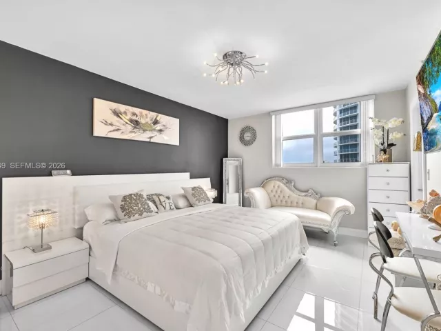 2-bedroom condo for sale in Hollywood - 3001 S Ocean Dr 1513 - MondialRealty