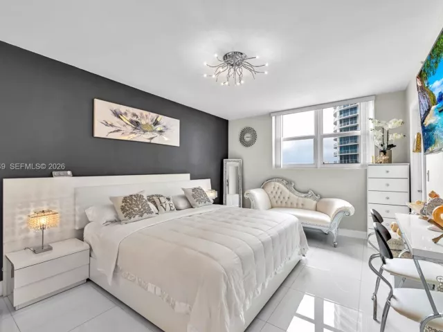 2-bedroom condo for sale in Hollywood - 3001 S Ocean Dr 1513 - MondialRealty