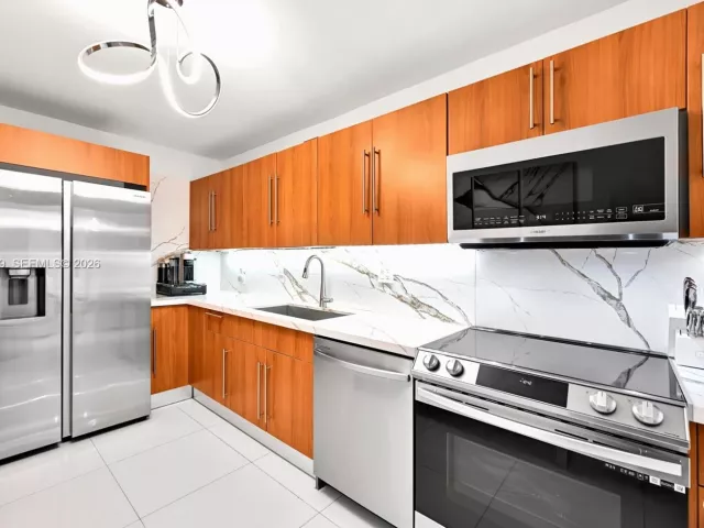 2-bedroom condo for sale in Hollywood - 3001 S Ocean Dr 1513 - MondialRealty