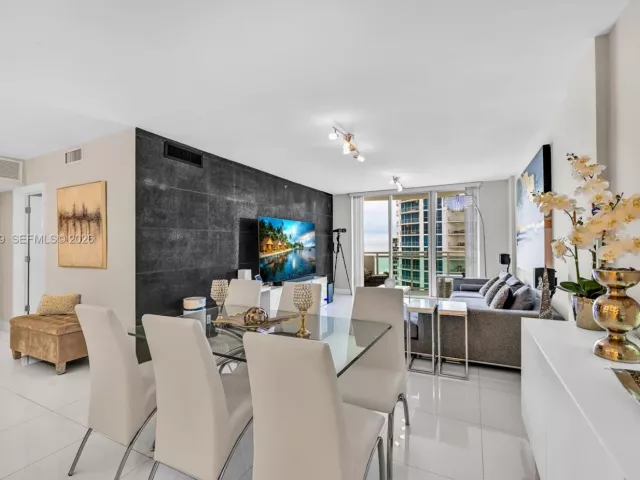 2-bedroom condo for sale in Hollywood - 3001 S Ocean Dr 1513 - MondialRealty