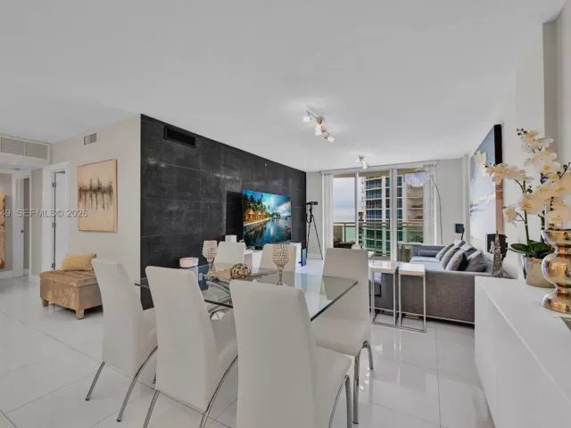 2-bedroom condo for sale in Hollywood - 3001 S Ocean Dr 1513 - MondialRealty