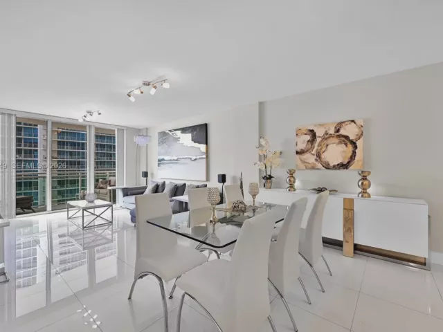2-bedroom condo for sale in Hollywood - 3001 S Ocean Dr 1513 - MondialRealty