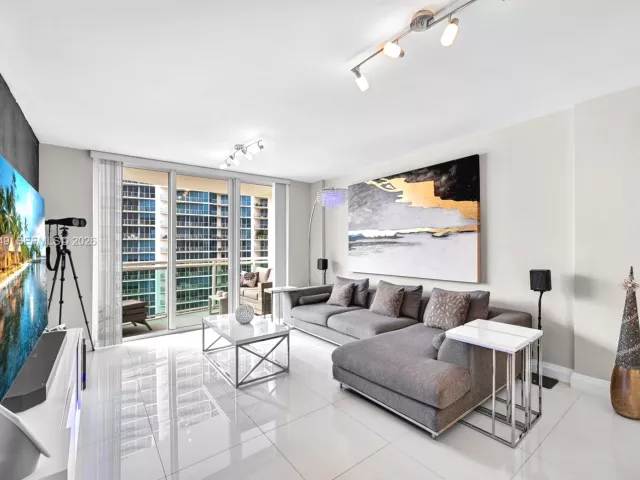 2-bedroom condo for sale in Hollywood - 3001 S Ocean Dr 1513 - MondialRealty