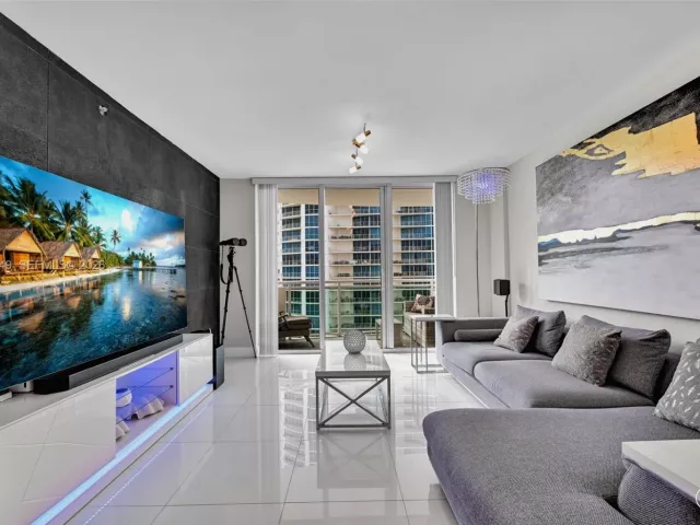 2-bedroom condo for sale in Hollywood - 3001 S Ocean Dr 1513 - MondialRealty