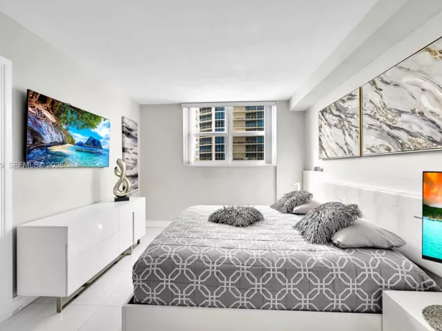 2-bedroom condo for sale in Hollywood - 3001 S Ocean Dr 1513 - MondialRealty