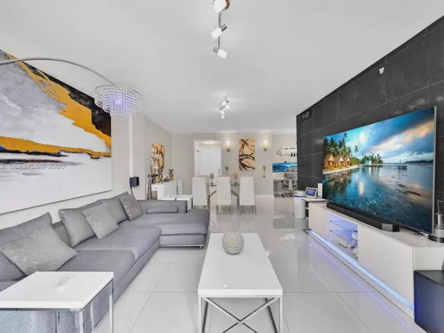 2-bedroom condo for sale in Hollywood - 3001 S Ocean Dr 1513 - MondialRealty