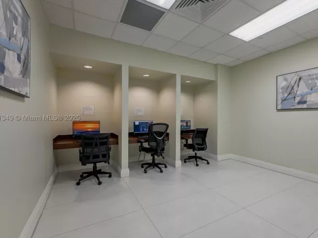 2-bedroom condo for sale in Hollywood - 3001 S Ocean Dr 1513 - MondialRealty