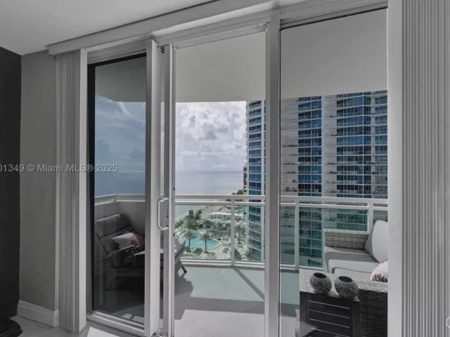 2-bedroom condo for sale in Hollywood - 3001 S Ocean Dr 1513 - MondialRealty
