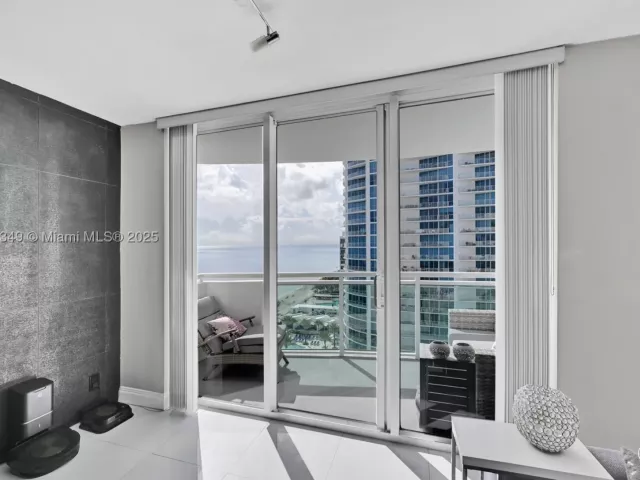 2-bedroom condo for sale in Hollywood - 3001 S Ocean Dr 1513 - MondialRealty