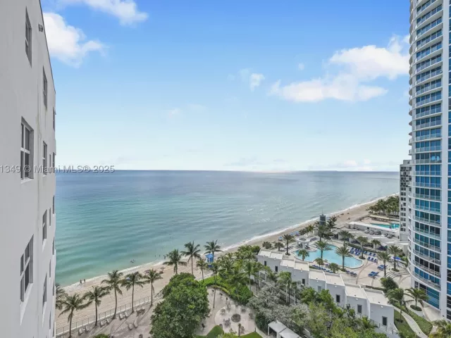 2-bedroom condo for sale in Hollywood - 3001 S Ocean Dr 1513 - MondialRealty