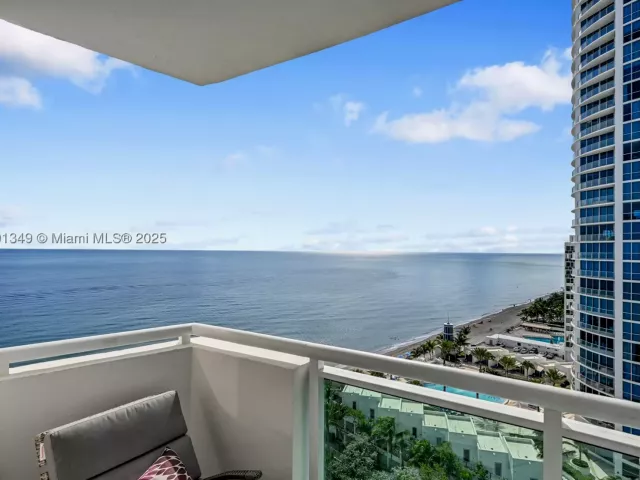 2-bedroom condo for sale in Hollywood - 3001 S Ocean Dr 1513 - MondialRealty
