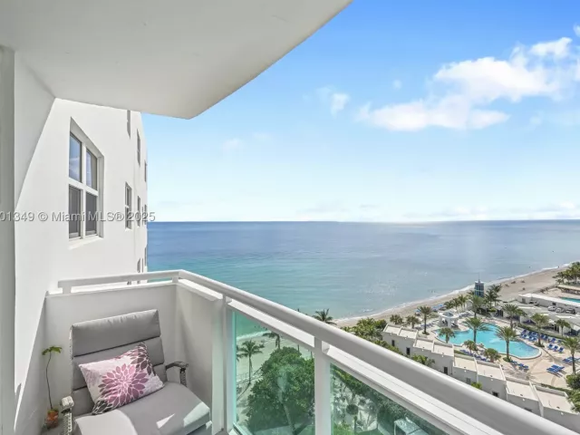 2-bedroom condo for sale in Hollywood - 3001 S Ocean Dr 1513 - MondialRealty