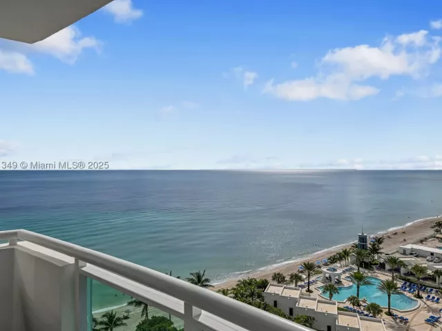 2-bedroom condo for sale in Hollywood - 3001 S Ocean Dr 1513 - MondialRealty