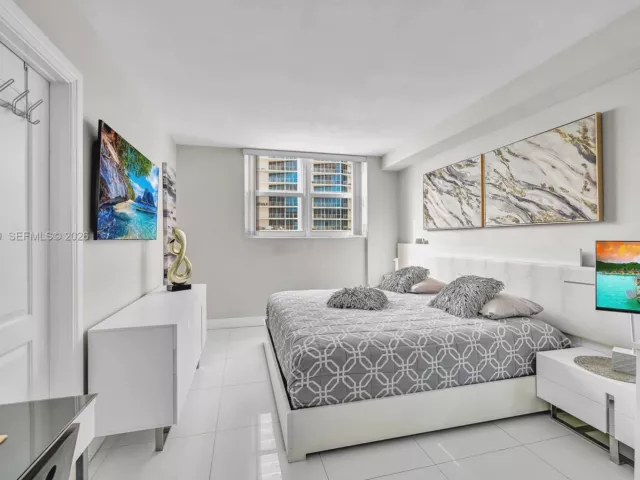 2-bedroom condo for sale in Hollywood - 3001 S Ocean Dr 1513 - MondialRealty