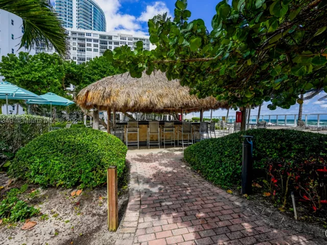 2-bedroom condo for sale in Hollywood - 3001 S Ocean Dr 1513 - MondialRealty