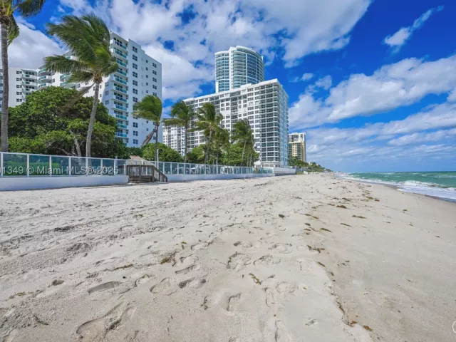 2-bedroom condo for sale in Hollywood - 3001 S Ocean Dr 1513 - MondialRealty