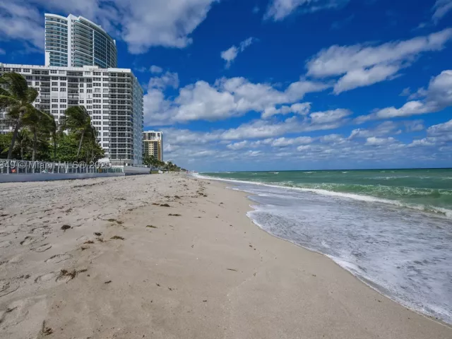 2-bedroom condo for sale in Hollywood - 3001 S Ocean Dr 1513 - MondialRealty