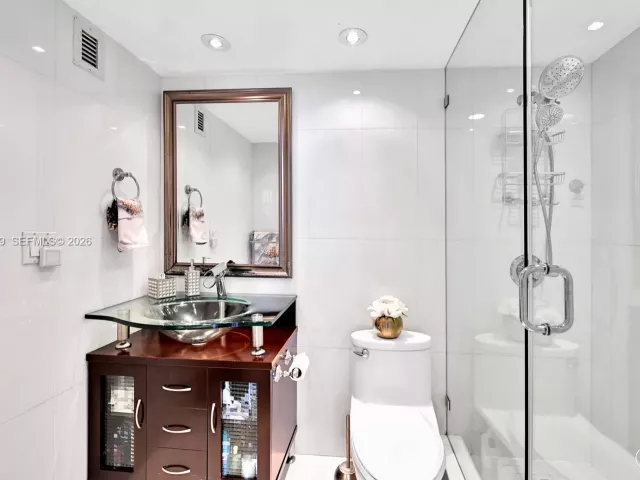 2-bedroom condo for sale in Hollywood - 3001 S Ocean Dr 1513 - MondialRealty