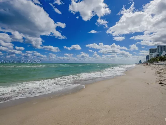 2-bedroom condo for sale in Hollywood - 3001 S Ocean Dr 1513 - MondialRealty