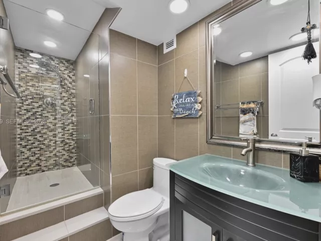 2-bedroom condo for sale in Hollywood - 3001 S Ocean Dr 1513 - MondialRealty