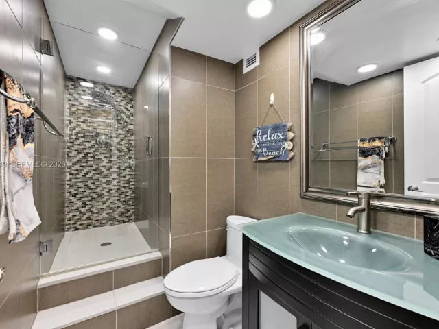 2-bedroom condo for sale in Hollywood - 3001 S Ocean Dr 1513 - MondialRealty