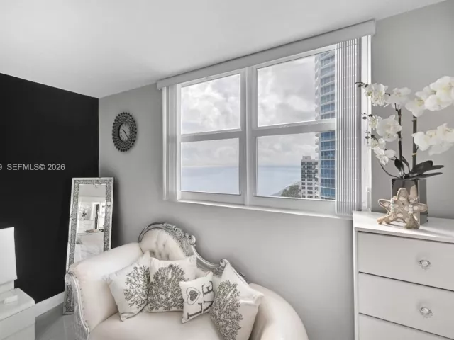 2-bedroom condo for sale in Hollywood - 3001 S Ocean Dr 1513 - MondialRealty