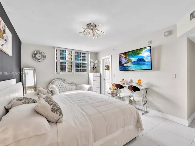 2-bedroom condo for sale in Hollywood - 3001 S Ocean Dr 1513 - MondialRealty