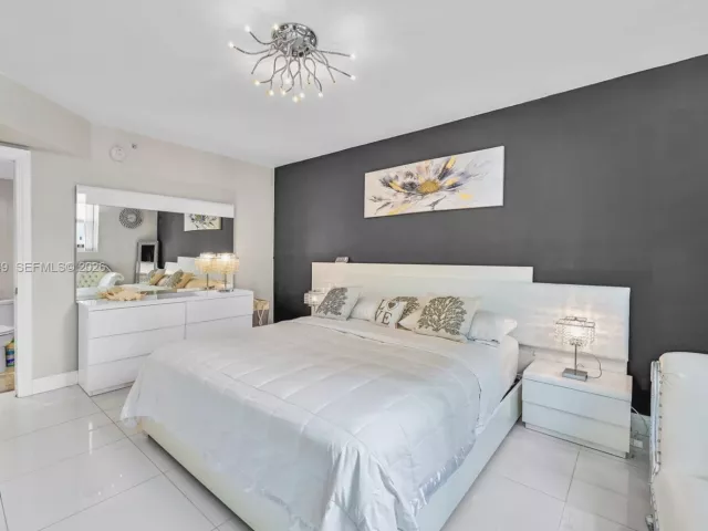 2-bedroom condo for sale in Hollywood - 3001 S Ocean Dr 1513 - MondialRealty