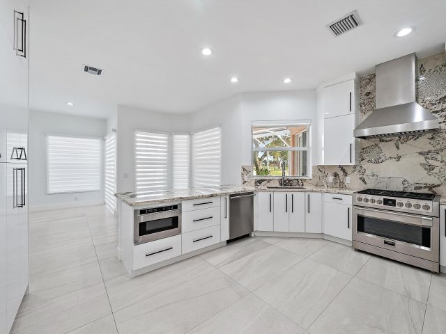 Home for sale at 8734 Lakes Boulevard - photo 6719611